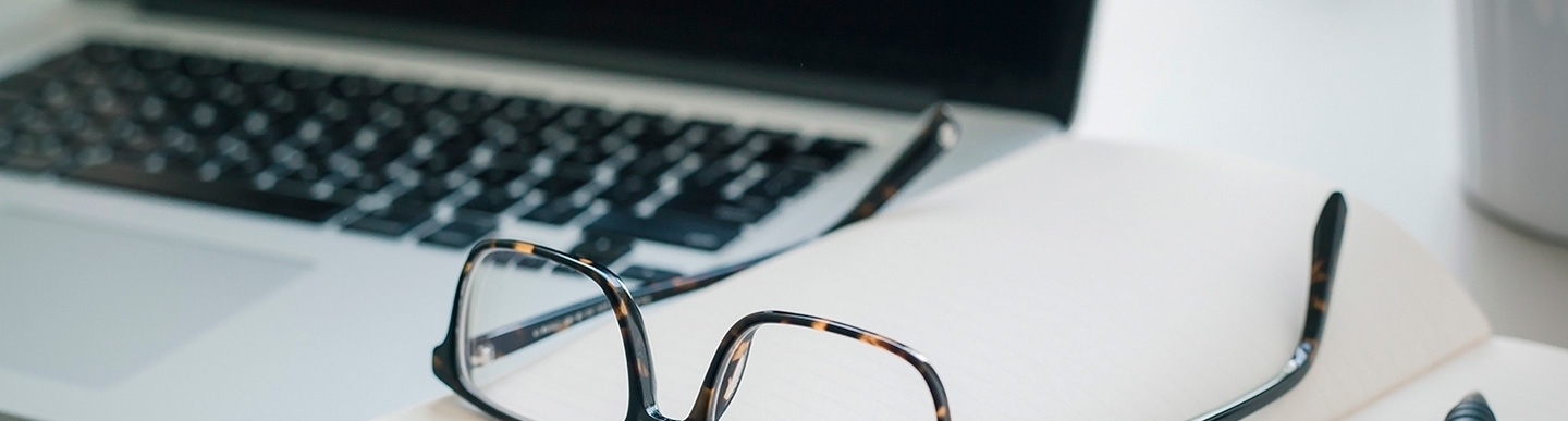 travail au bureau ordinateur et lunettes